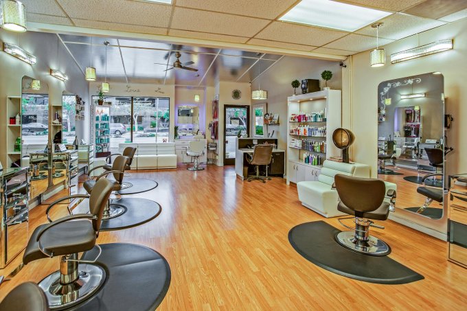 Dobór materiałów przy stanowiskach i podłogach w barbershopie