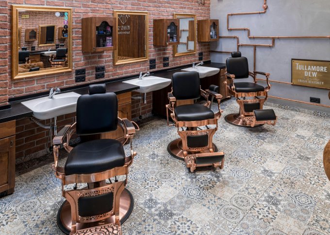 Jak materiały wpływają na akustykę wnętrza salonu fryzjerskiego