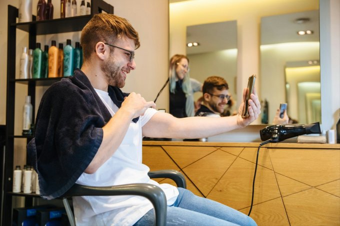 Jak oświetlenie recepcji wpływa na pierwsze wrażenie w salonie fryzjerskim ?