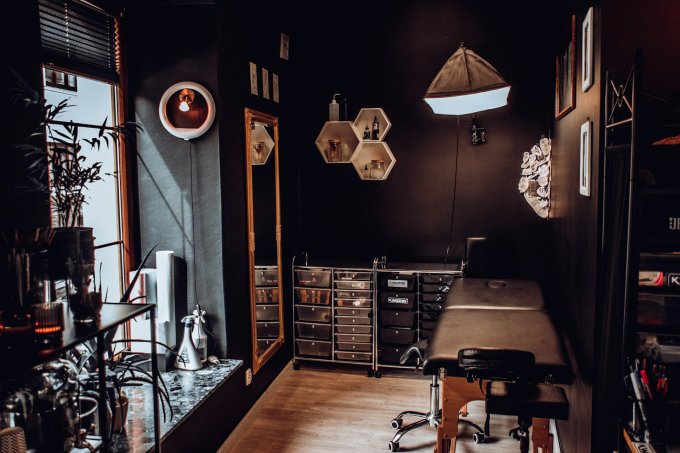 minimalistyczny design barbershopu